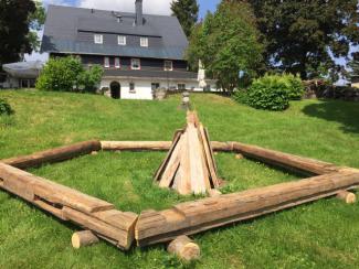 Hotel Zum Kranichsee mit vorbereitetem Sonnenwendfeuer